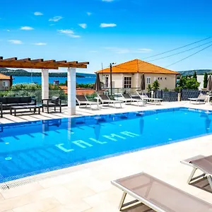 calma-apartments.hotels-in-trogir.com/